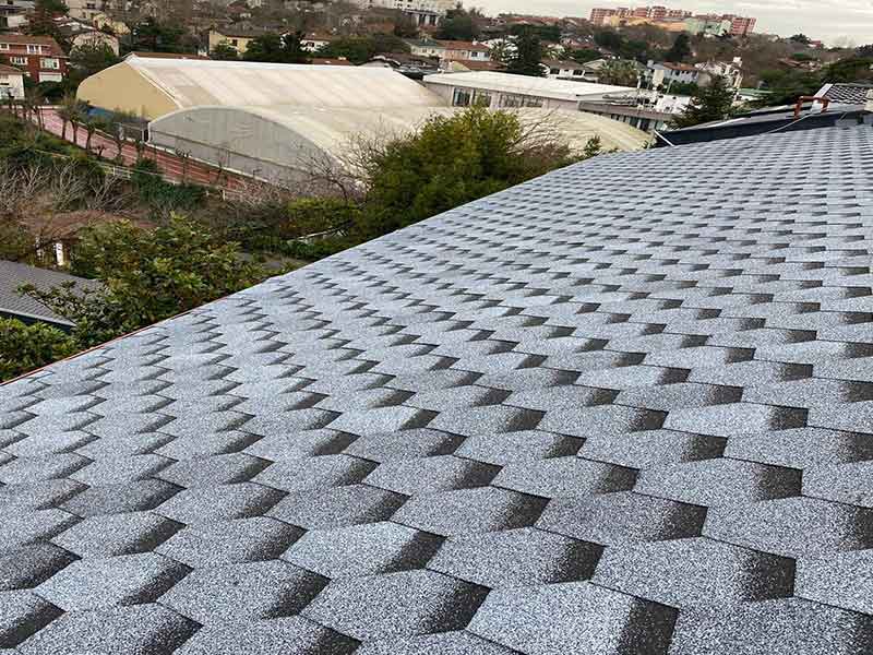 Şıngıl Desenli Membran Çatı Aktarma akan ve arızalı çatılarınızın akmasını ve neticede dairelere verdiği görüntü kirliliğini ortadan kaldırmak için yapılan çalışmalardır