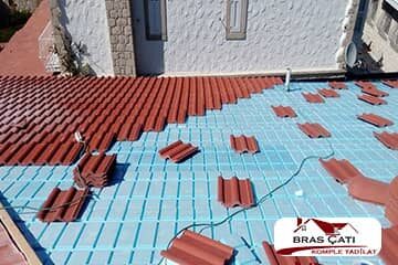 İstanbul Çatı Ustası Çatı ustası İstanbul geneline çatı ustası ihtiyacını karşılayacak çalışmalar sergilenmektedir, çatı tamiri yapan ustalarımız iş güvenlik kurallarına uyarak çalışmalar sergilemektedir. Çatı ustası size çatıyı çalışma yapılacak yeri görmeden fiyat vermemelidir,
