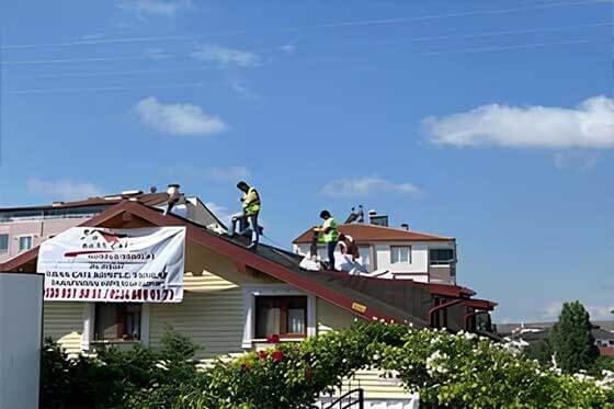 Çatı onarımı: Hasar görmüş çatıları onarır ve eskiyen veya çürümüş çatı malzemelerini değiştirir. Su sızıntıları, rüzgar hasarı, çatı kaplamasındaki yıpranmalar gibi sorunları düzeltebilirler.
